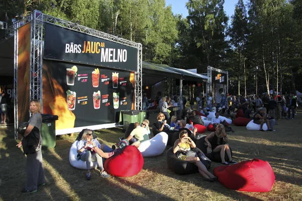 UZSTĀDĪJUMI FESTIVĀLOS